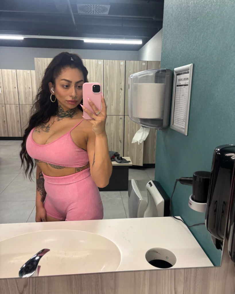 pinkerbell fitness selfie